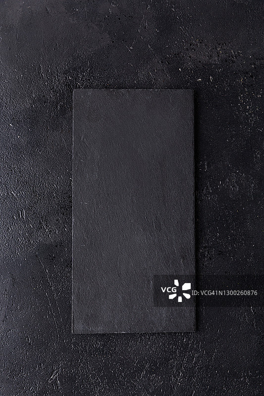 木质背景上的黑色石板切割板图片素材