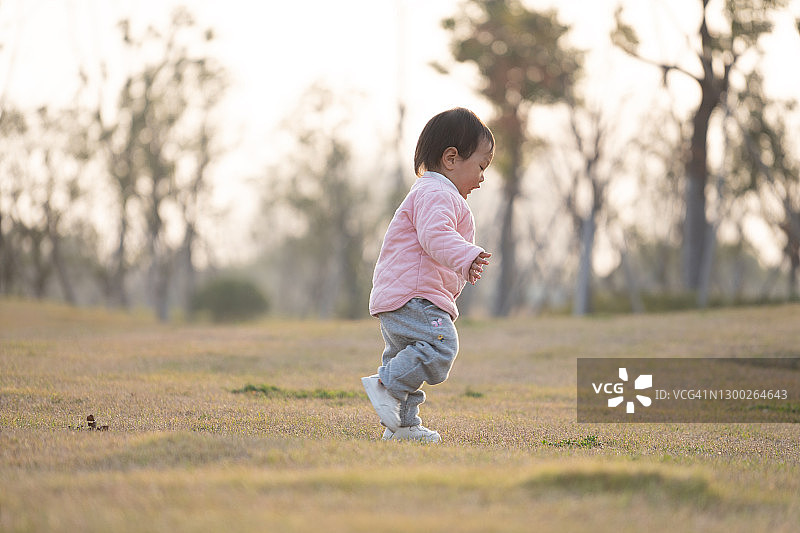 在城市公园里奔跑的孩子们图片素材