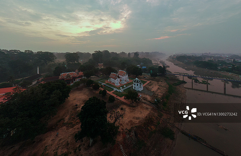 泰国乌泰他尼府的Sakae Krang河水上小屋和渔笼风景图片素材