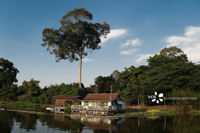 泰国乌泰他尼府的Sakae Krang河水上小屋和渔笼风景图片素材