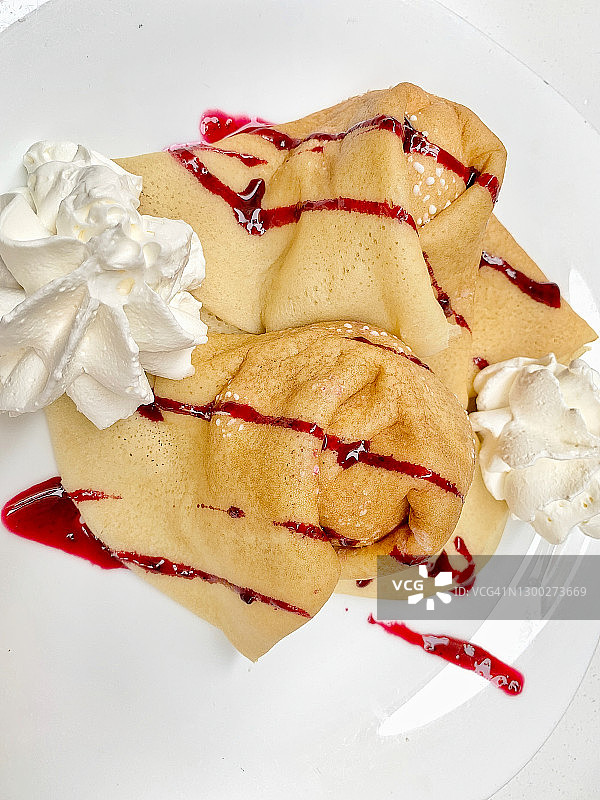 准备食用的冰淇淋薄饼俯视图图片素材