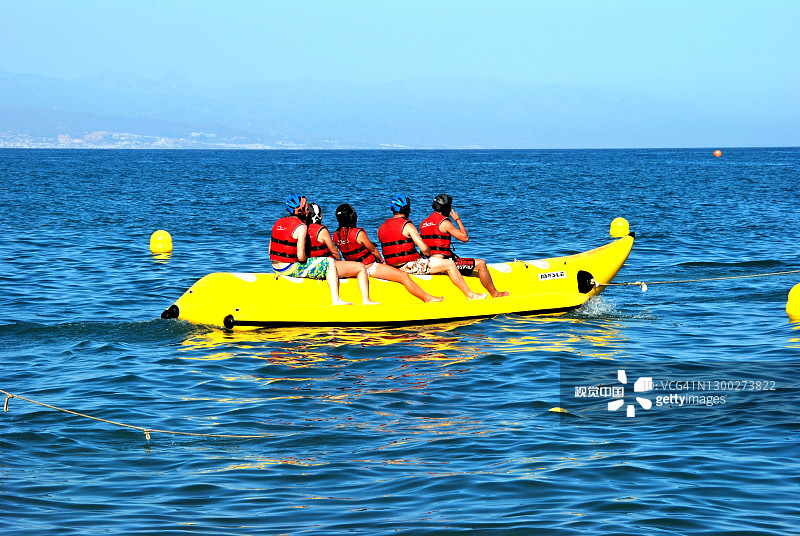 西班牙托雷莫利诺斯乘坐香蕉船的游客图片素材