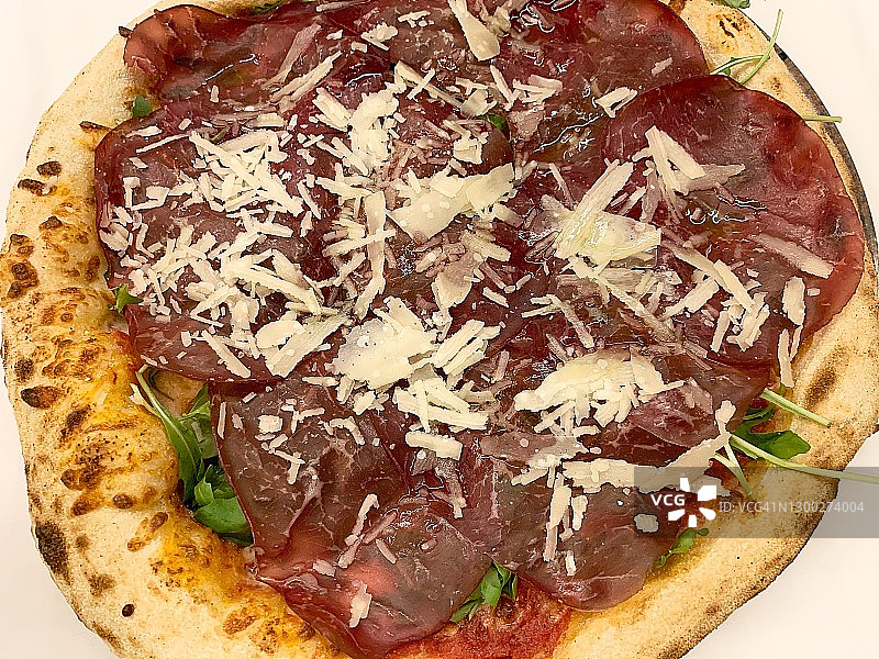 牛肉薄片披萨俯视图图片素材