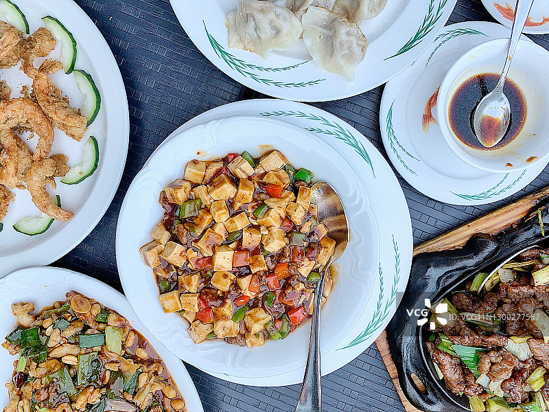 俯视角度拍摄的中国餐厅用餐场景图片素材