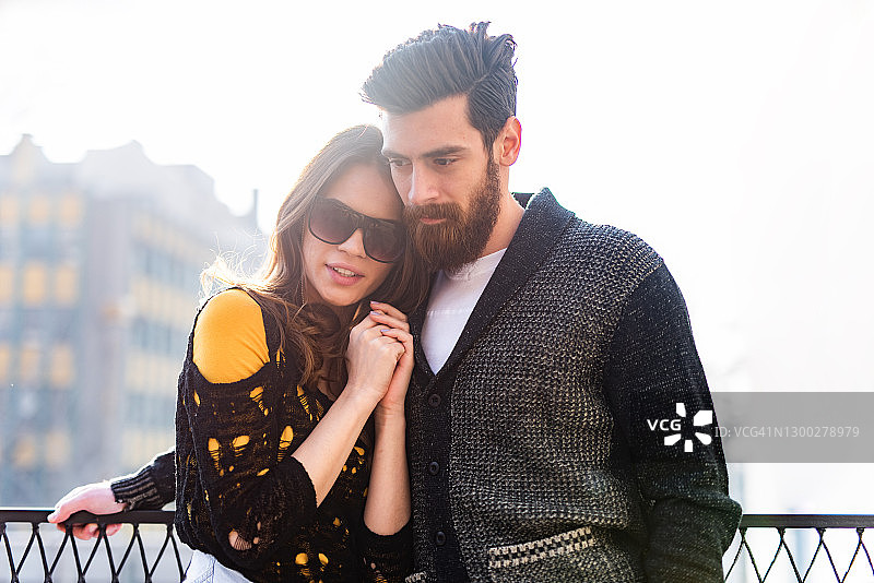 年轻情侣在露台上共度时光图片素材