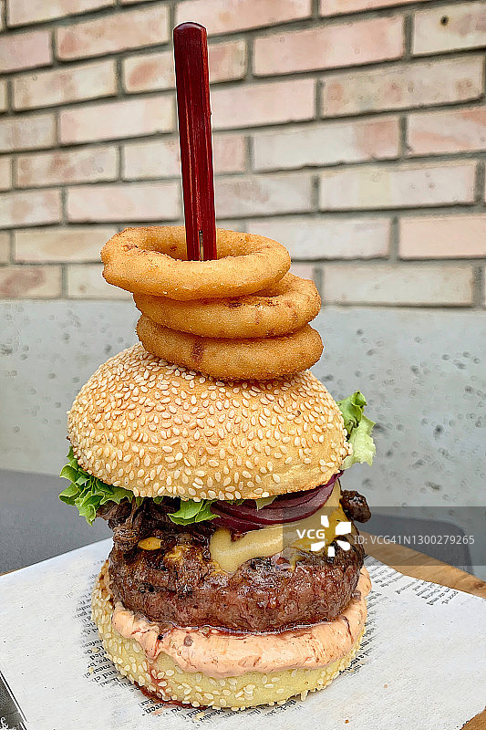 配洋葱圈的美味汉堡特写镜头图片素材