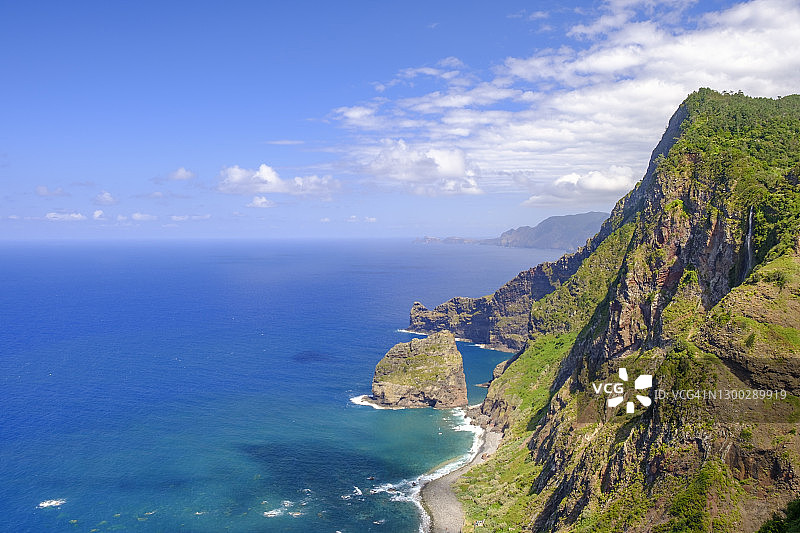 马德拉海岸线景观：面对维乌瓦岛或罗查多纳维奥岛，海浪拍打海岸图片素材