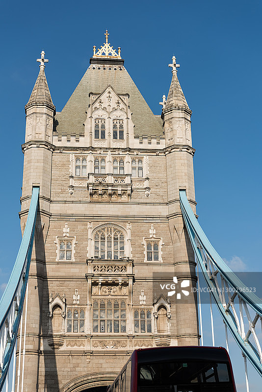 伦敦塔桥与红色双层巴士图片素材