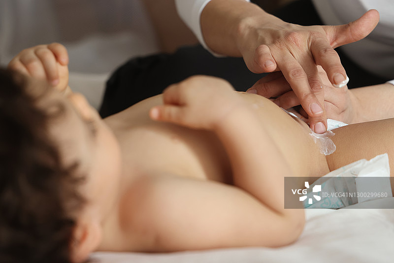 婴儿在家换尿布图片素材