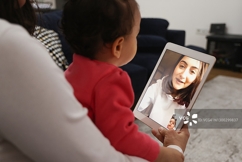 正在进行视频通话的女婴图片素材