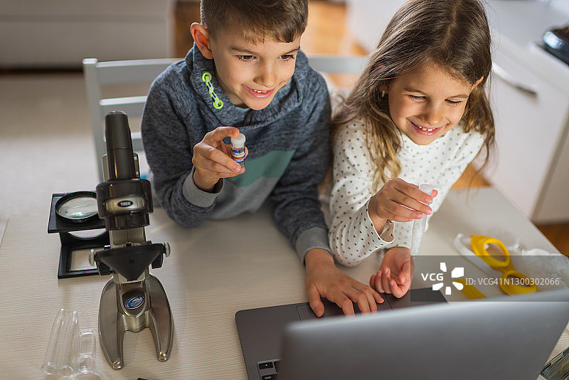 孩子们在家接受教育图片素材