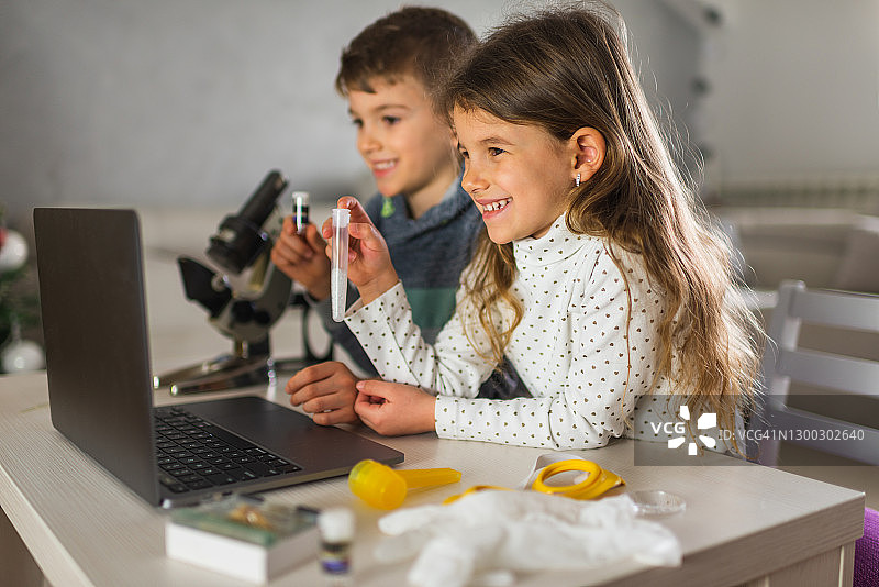 孩子们在家接受教育图片素材