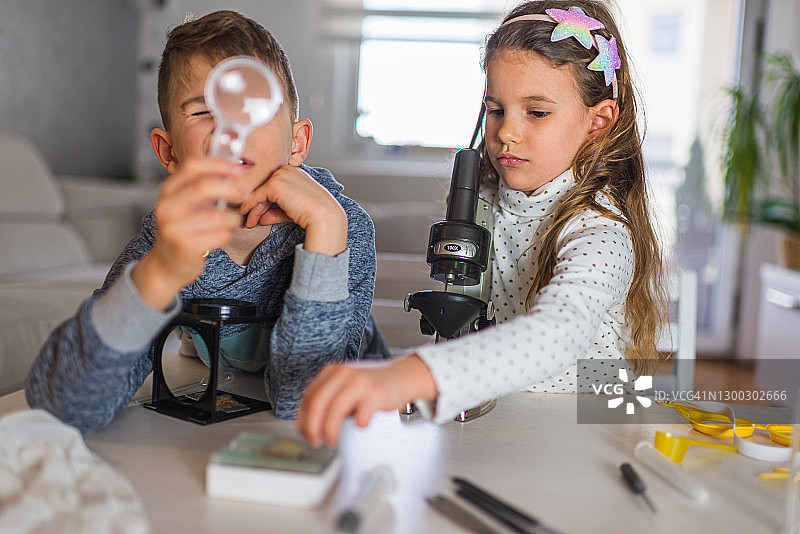 孩子们在家接受教育图片素材