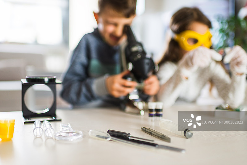 孩子们在家接受教育图片素材