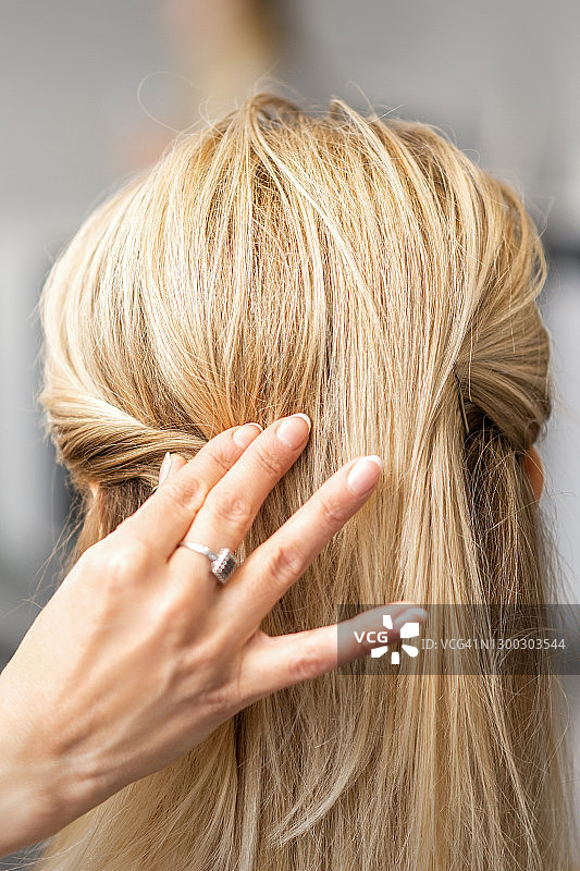 理发师为女性展示发型图片素材