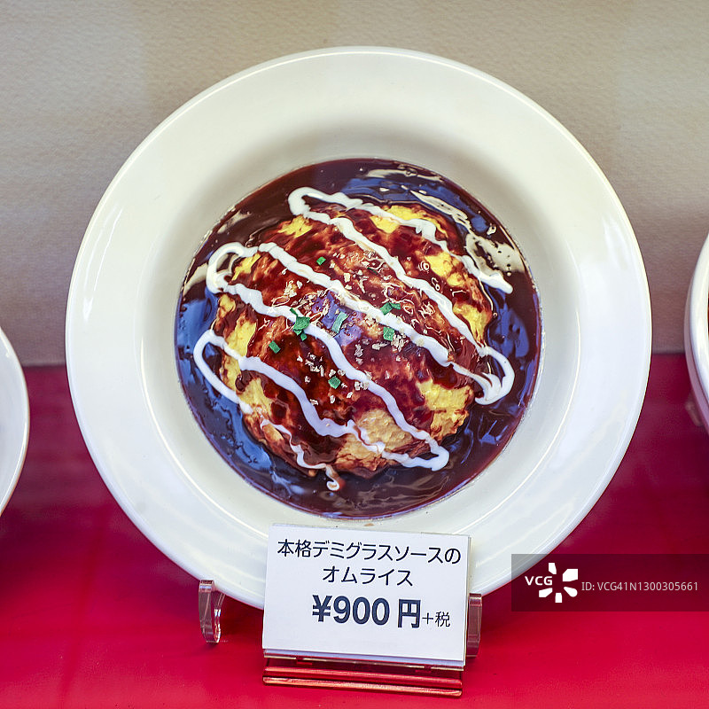 正宗的蛋包饭配以半冰酱，食物模型图片素材