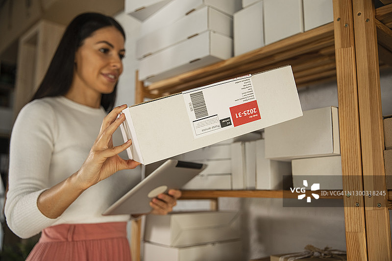 在架子上整理带标签的包裹图片素材