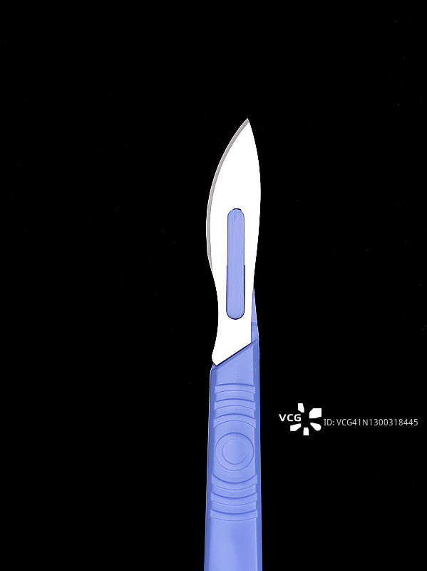 黑色背景上的整形手术刀图片素材