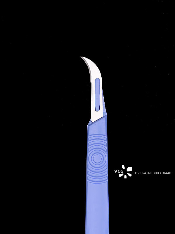 黑色背景下的医用手术刀图片素材