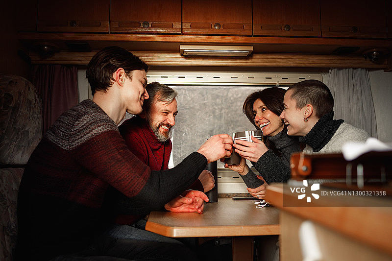 家庭房车旅行图片素材