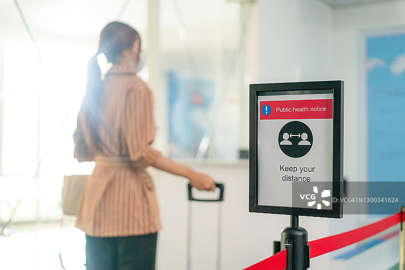 旅客在机场办理登机手续图片素材