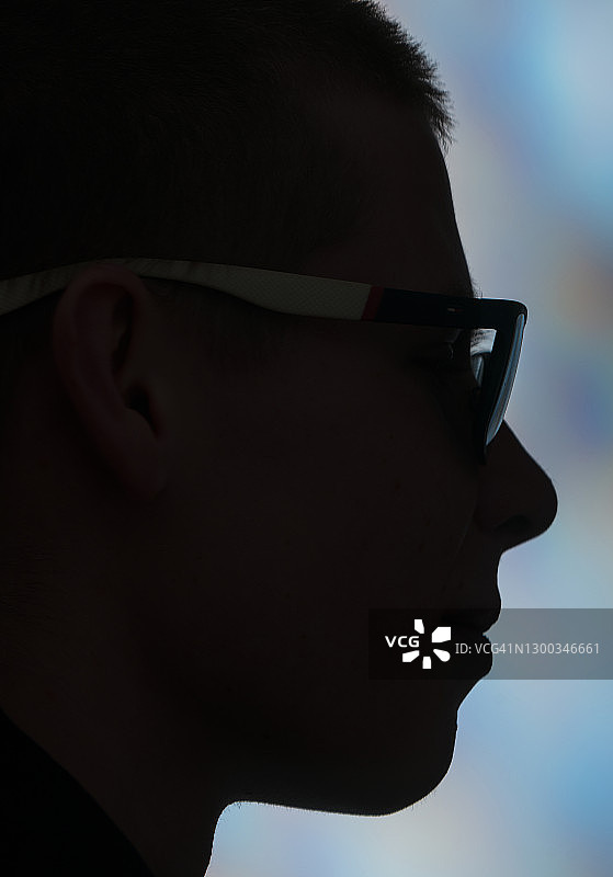 戴眼镜的青少年面部轮廓图片素材