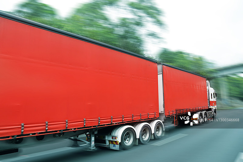 大型红色运输卡车图片素材