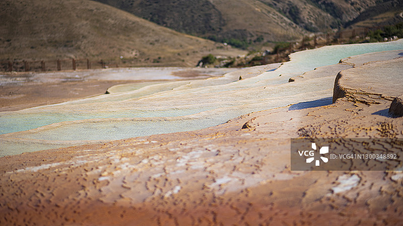 厄尔布尔士山脉的巴达布苏特天然岩石阶地清水（伊朗马赞达兰省北部）图片素材