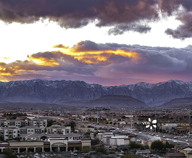 冬季黄昏时分的拉斯维加斯郊区图片素材