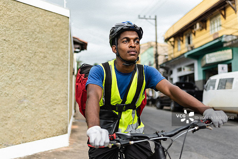 正在看街道的外卖骑手图片素材