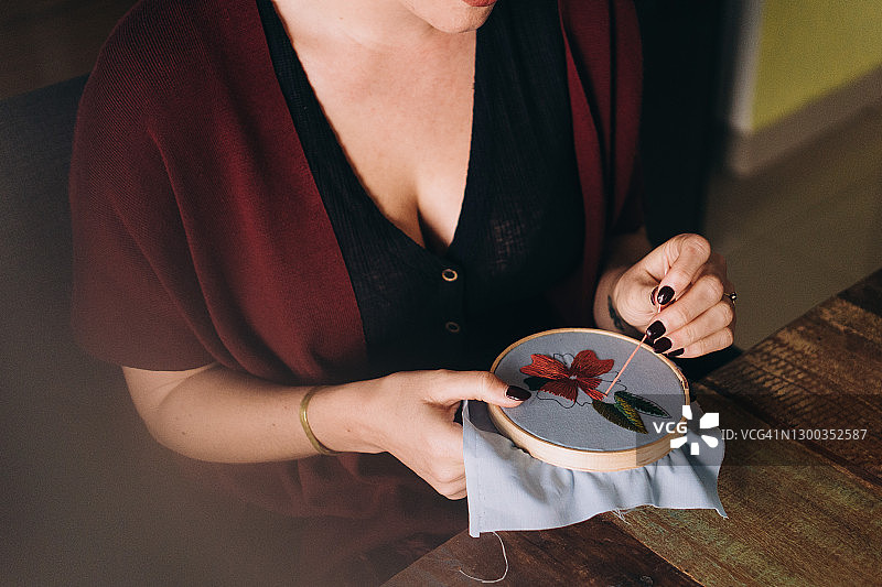 手工艺人进行刺绣（高角度拍摄）图片素材