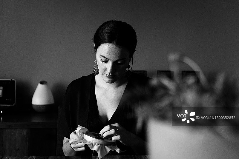 年轻女人专心致志地在桌旁工作图片素材