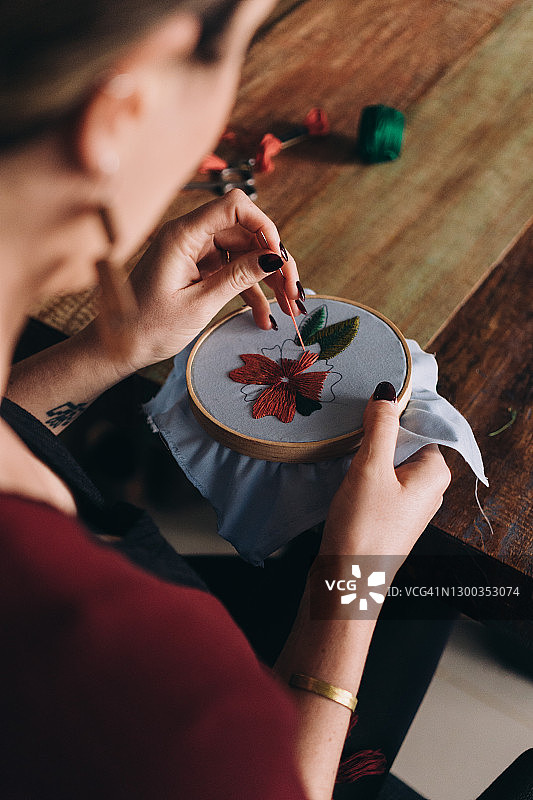 创意企业家的肩部视角图片素材