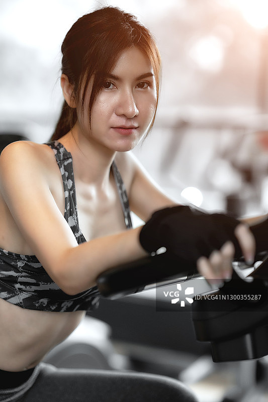 健身房女性锻炼身体，健康概念图片素材