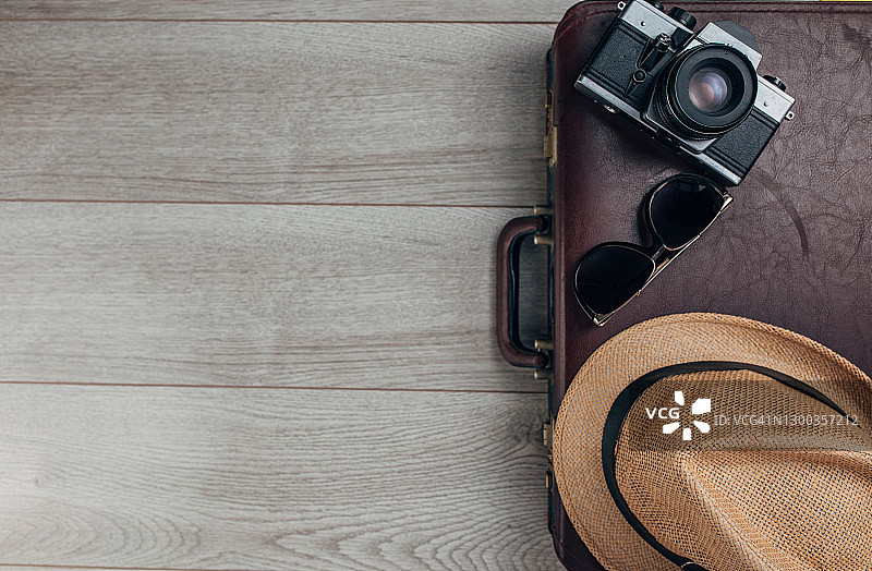 木质背景上的旅行装备图片素材