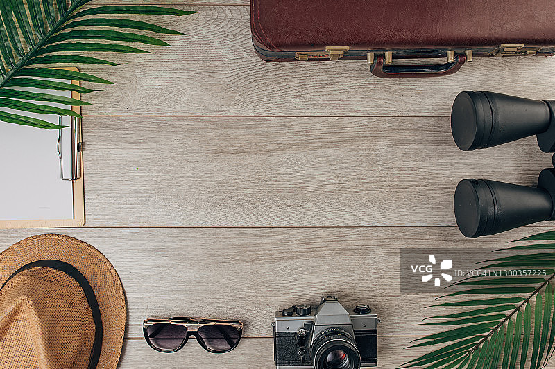 木质背景上的旅行装备图片素材