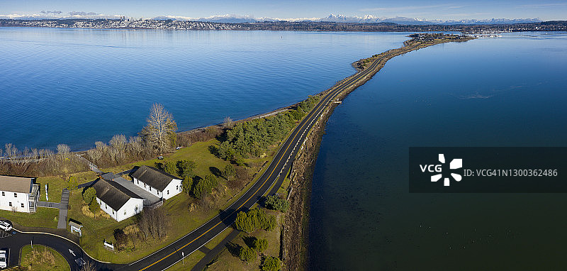 通往专属度假村和码头的塞米亚穆半岛沙嘴图片素材