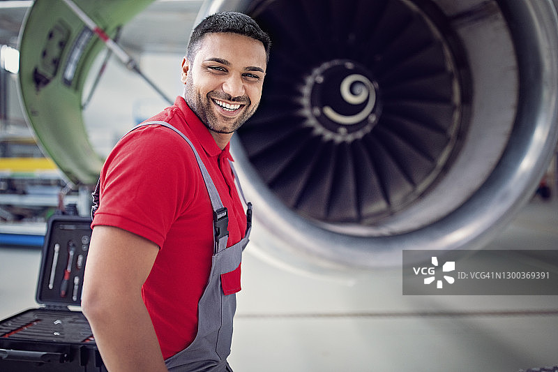 飞机机械师在机库修理发动机的画像图片素材