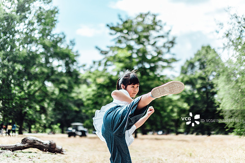 少女在公园里练习武术图片素材
