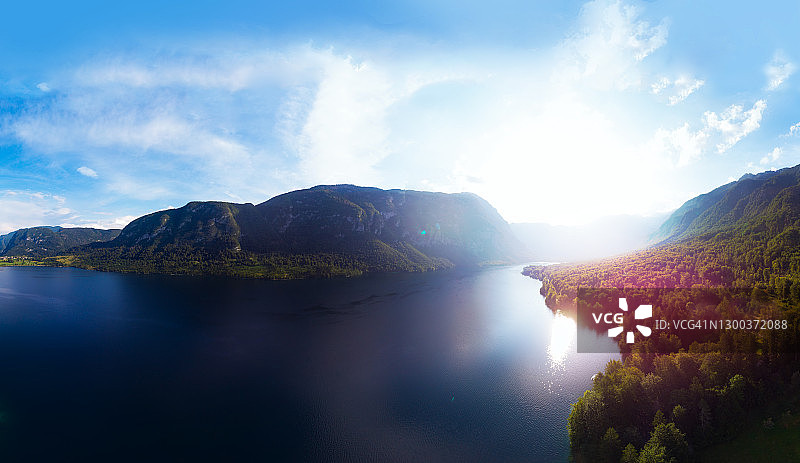 湖泊和森林覆盖的山脉的壮丽全景，航拍，无人机拍摄。夏季，大自然背景图片素材