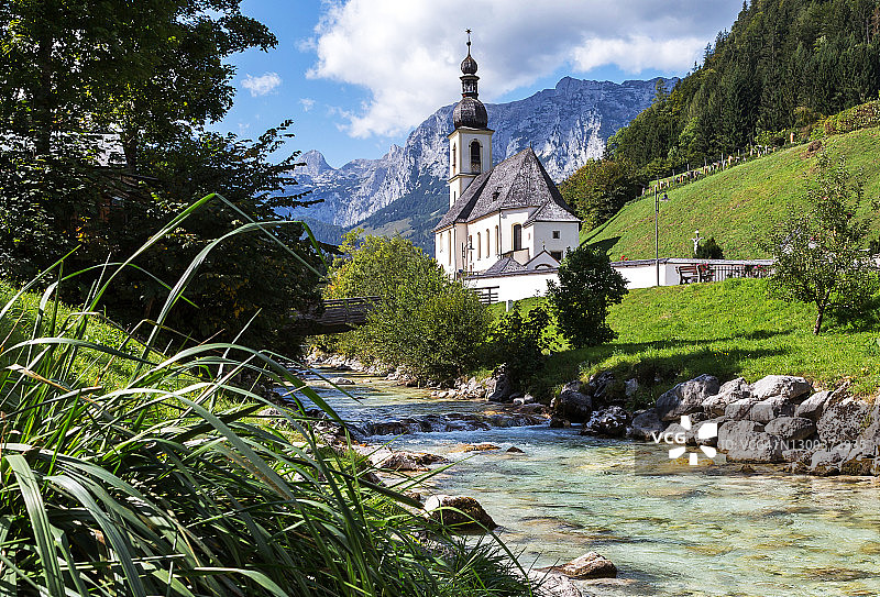 拉姆绍“画家角”，贝希特斯加登地区，带教堂和小溪（德国巴伐利亚州）图片素材