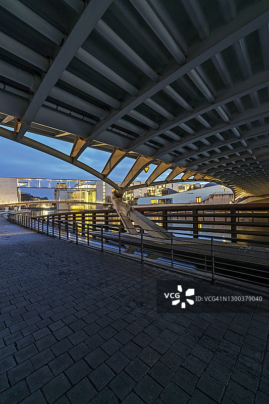 德国柏林政府区，施普雷河畔的现代化桥梁图片素材