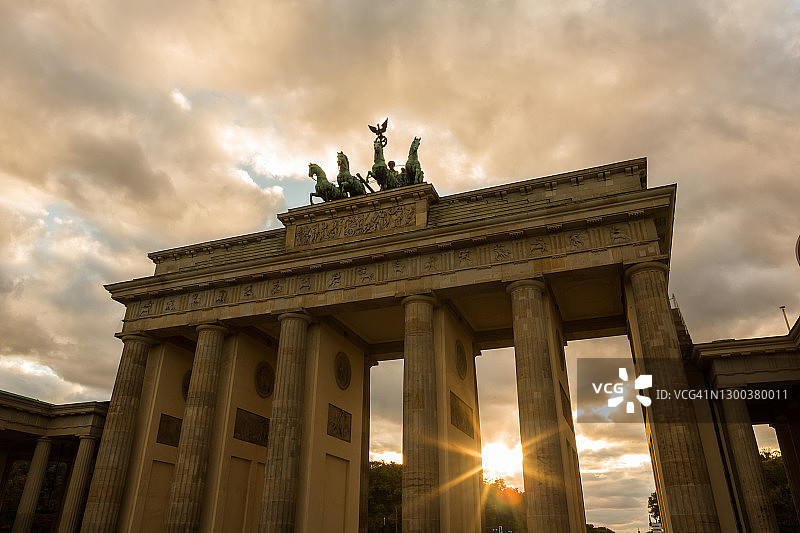 德国柏林日落时分的勃兰登堡门图片素材