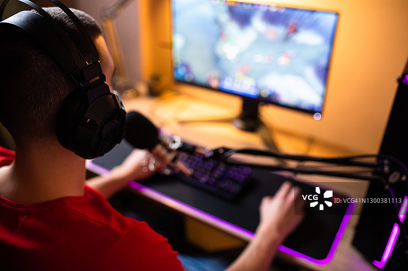 游戏玩家在电脑上玩游戏图片素材