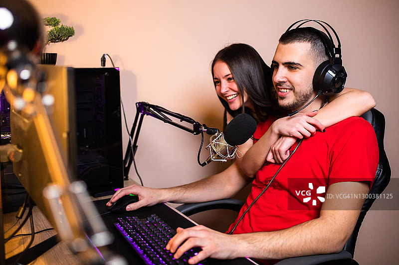 情侣一起玩在线游戏图片素材