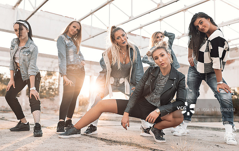 年轻美丽的舞蹈演员图片素材