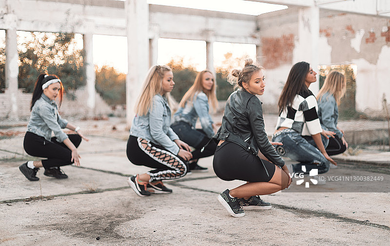 年轻舞蹈团体图片素材