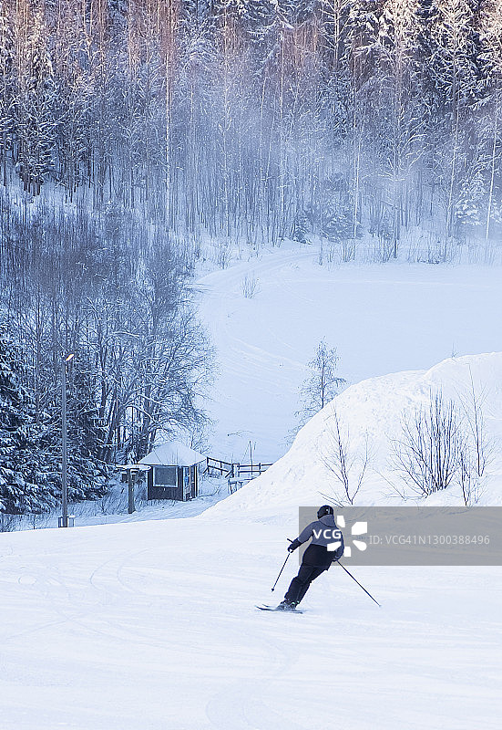 滑雪男子：从雪山滑下的男人图片素材