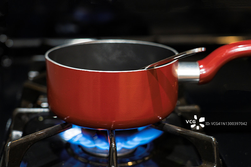 燃气灶上的红色火锅图片素材
