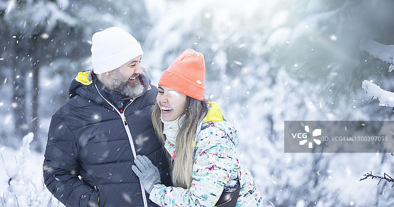 冬季户外幸福情侣图片素材